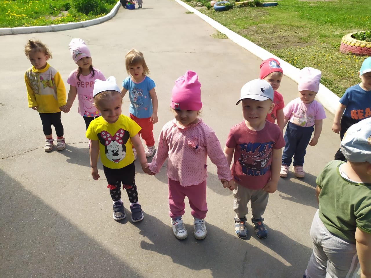 Весело в саду у нас, Здесь проводим время класс! Здесь с друзьями мы  играем, Веселимся и гуляем. – МБДОУ ЦРР 